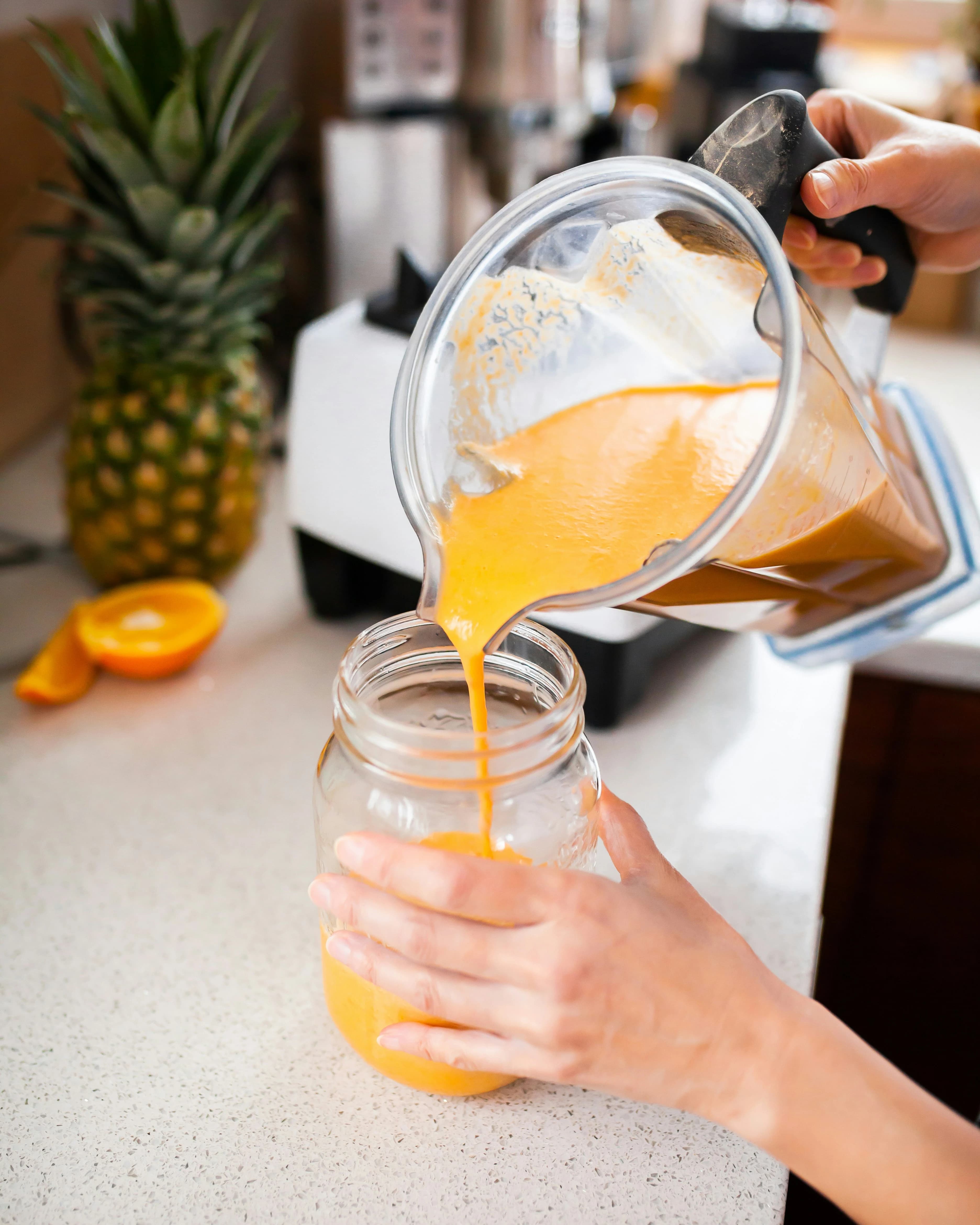 Smoothie santé maison préparé avec des fruits frais